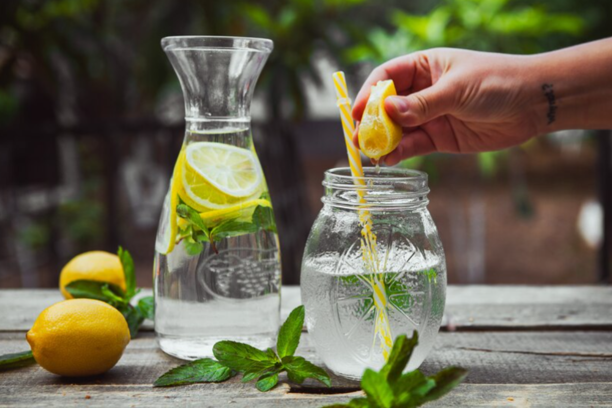 Lemon Water Side Effects: गर्मियों में नींबू पानी पीने वाले हो जाएं सावधान! छोटी सी गलती हो सकती है जानलेवा!