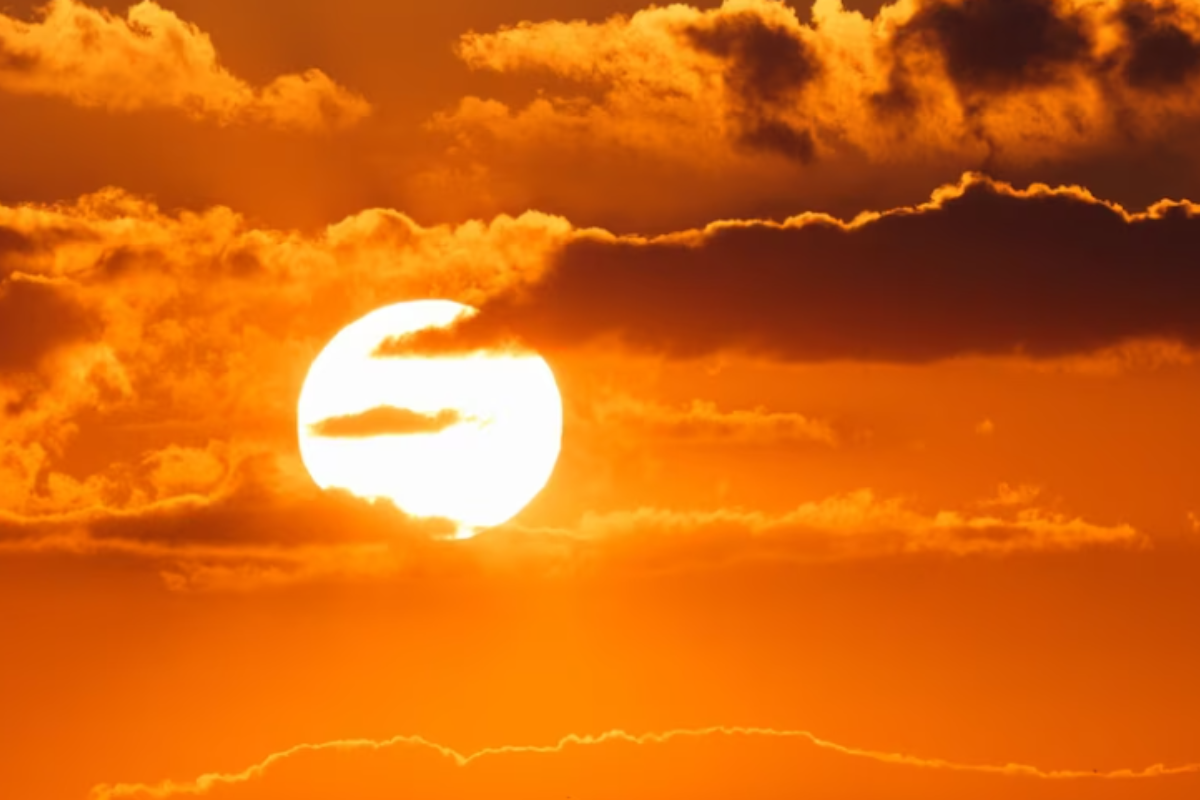 Trigrahi Yog: सूर्य की राशि में 3 बड़े ग्रहों का मिलन 50 साल बाद, तीन राशियों के बदलेंगे भाग्य