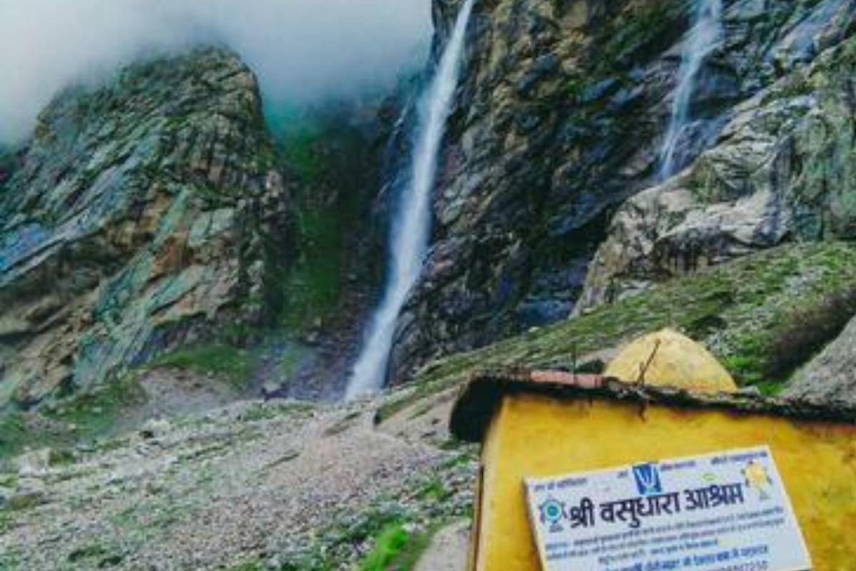 Vasudhara Waterfall: भारत का वह रहस्यमयी झरना जहां पापियों को न पानी छूता है और न दिखता है!