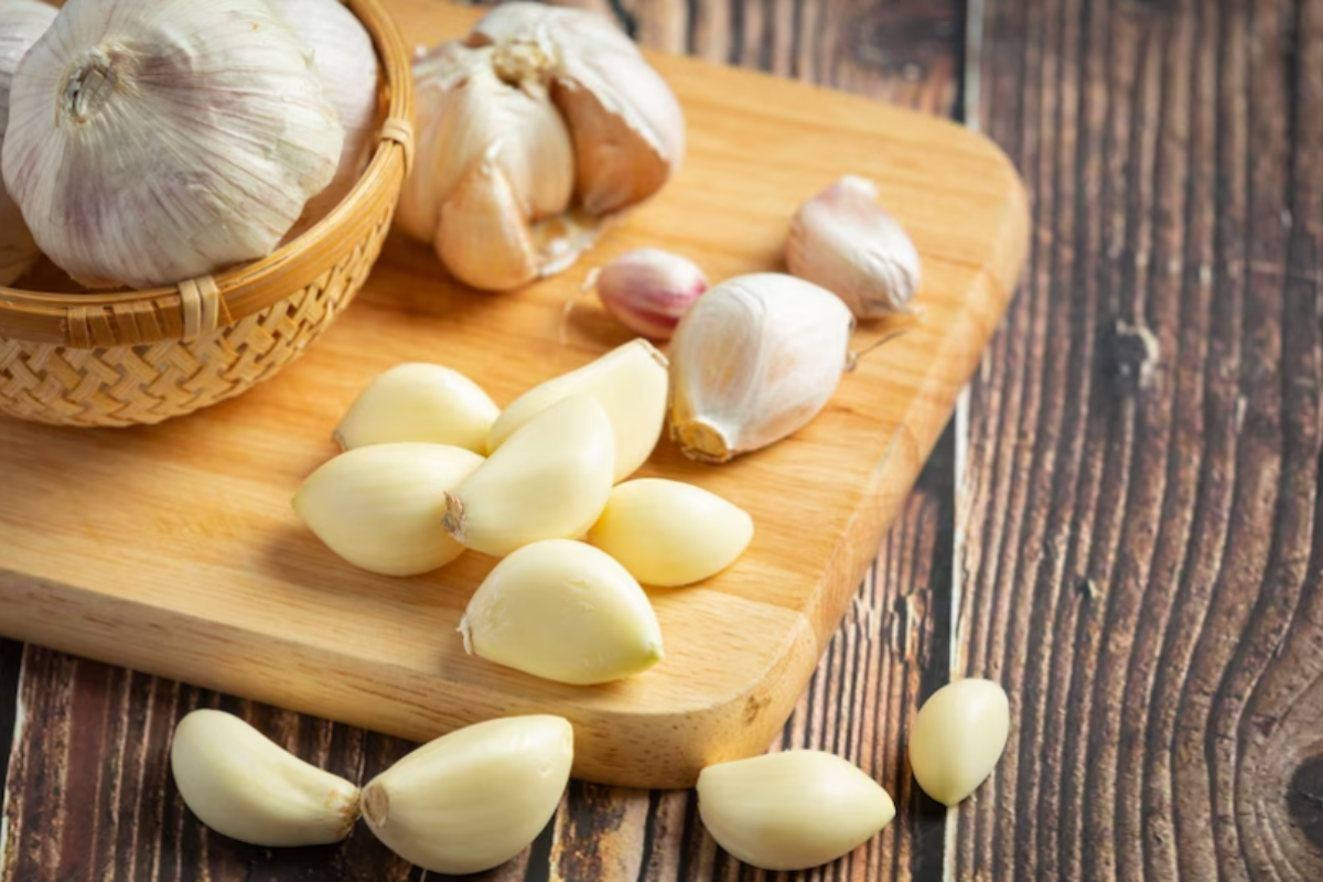 Garlic Side Effects: लहसुन का अधिक मात्रा में करते हैं सेवन, तो इन 3 समस्याओं का हो जाएंगे शिकार!