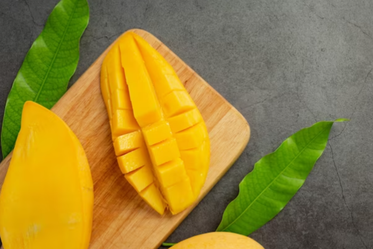 Mango Eating Facts: क्या आम खाने से सच में आते हैं चेहरे पर मुहासे? जान लें