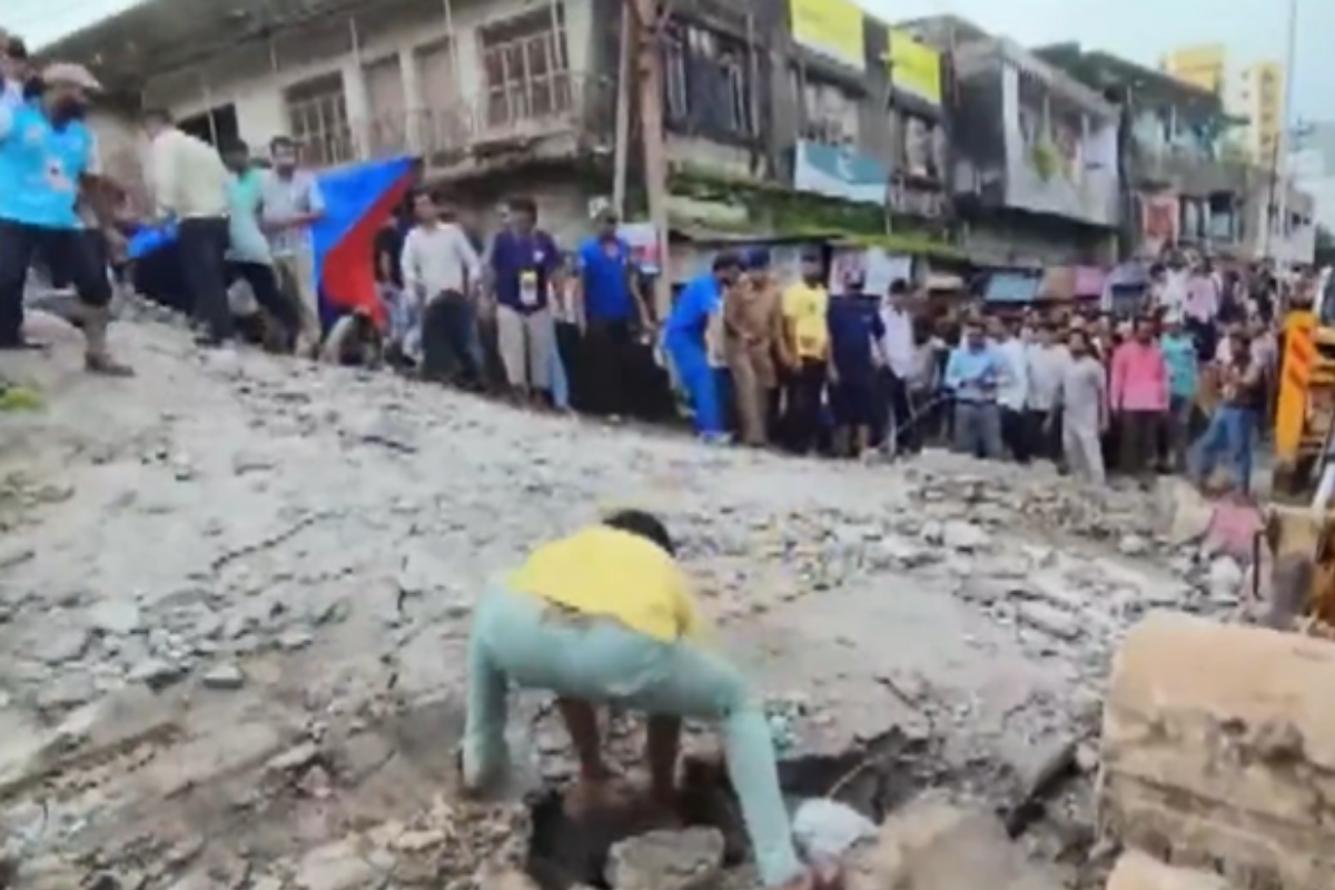 Gujarat के जूनगढ़ में दो मंजिला इमारत के गिरने से मलबे में दब गए कई लोग, वीडियो आया सामने