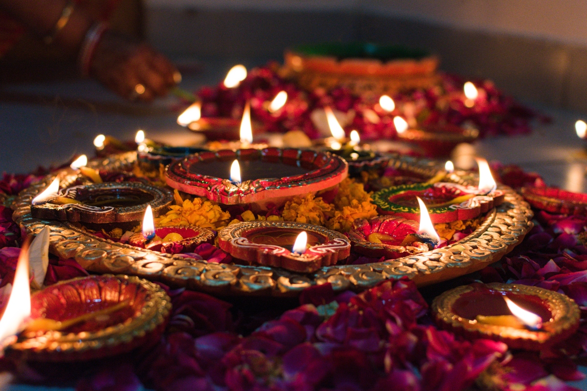 Diwali Puja Upay: दिवाली की रात कर दें ये काम, मिलेगी हर समस्या से मुक्ति!